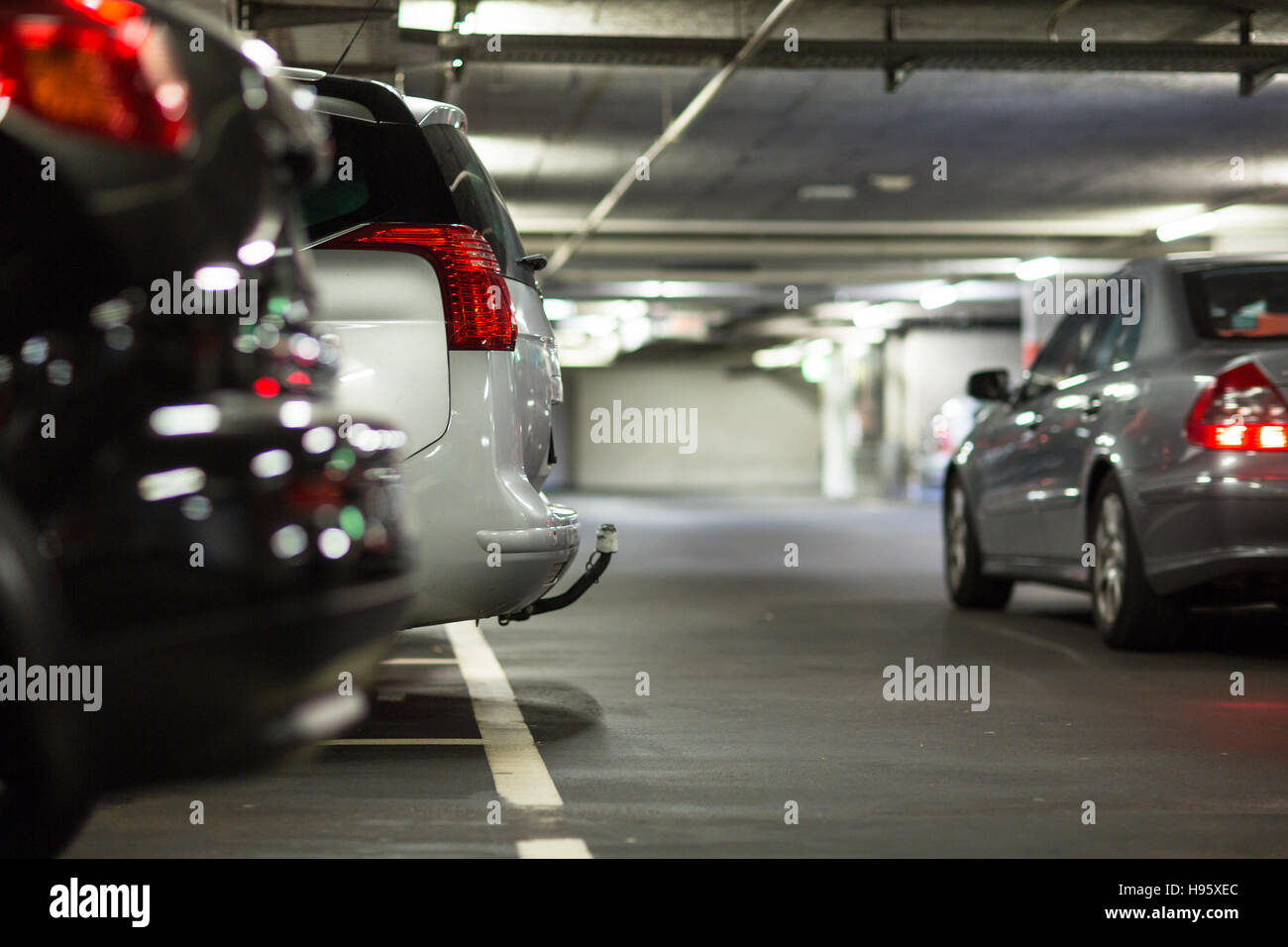 Parking/garage souterrain (shallow DOF ; couleur tonique libre) Banque D'Images