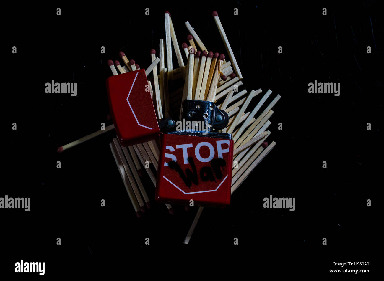 'Stop à la guerre" avec des allumettes Briquet Zippo Banque D'Images