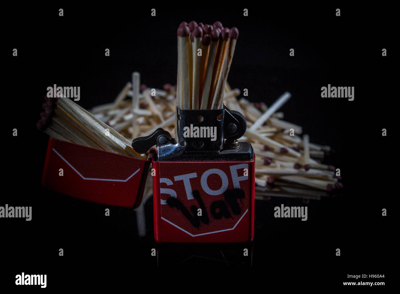 'Stop à la guerre" avec des allumettes Briquet Zippo Banque D'Images