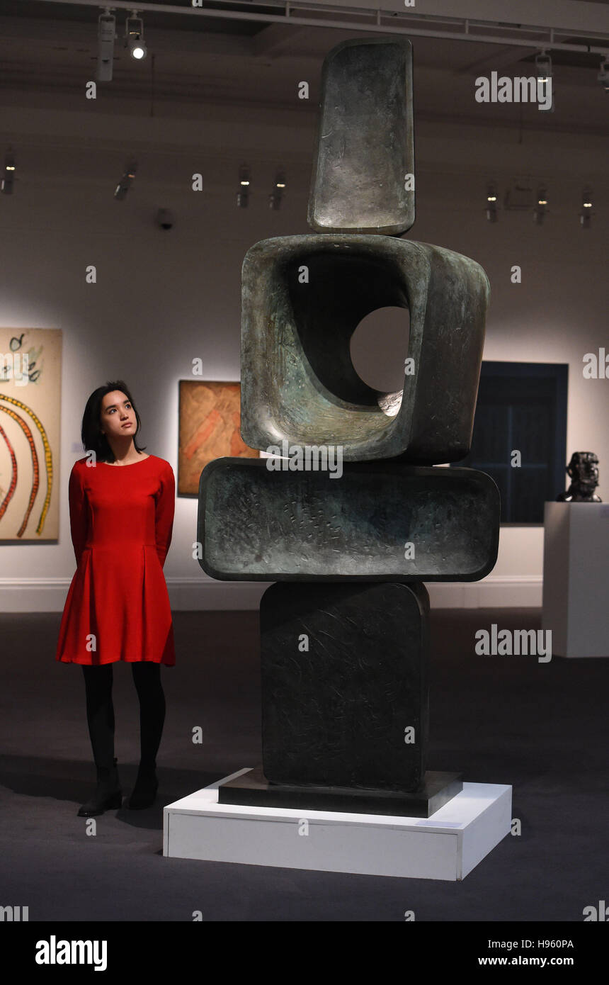 Le personnel de Sotheby's, Londres, se trouve à côté d'une sculpture intitulée parent I, 1970 ans, de Dame Barbara Hepworth dans la section Art britannique moderne et d'après-guerre et estimée à 2,000,000 à 3,000,000 livres sterling, qui fait partie des prochaines ventes aux enchères des trésors nationaux de Sotheby. Banque D'Images