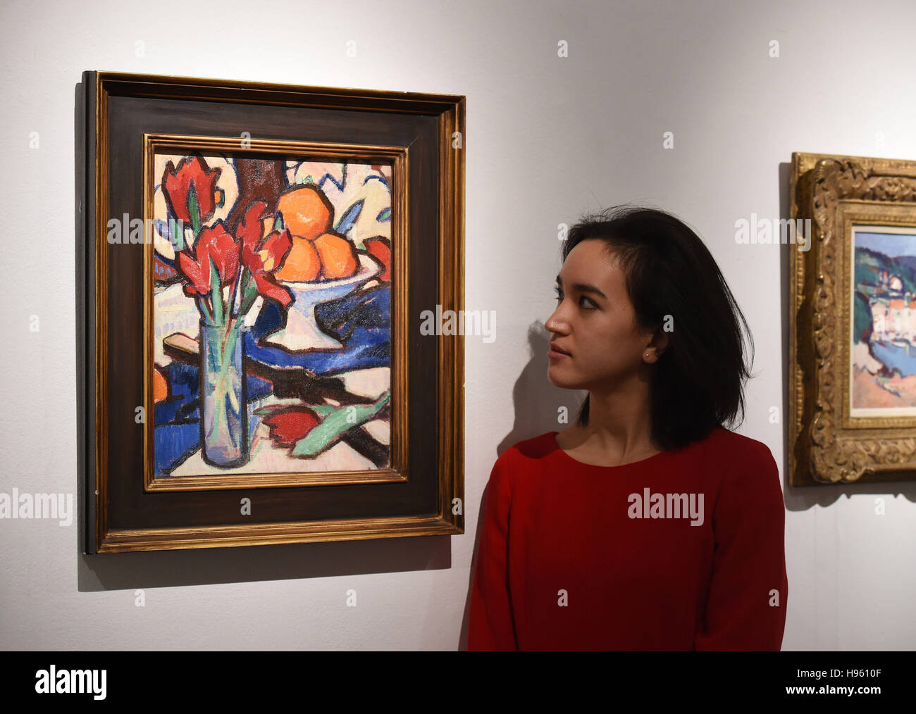 Le personnel de Sotheby's, Londres, debout à côté d'une peinture intitulée Nature morte avec des tulipes et des oranges par Samuel John Peploe dans la section de l'Art écossais et estimé à 250 000 &pound;- &pound;350 000, qui fait partie des trésors nationaux à venir Sotheby's auctions. Banque D'Images