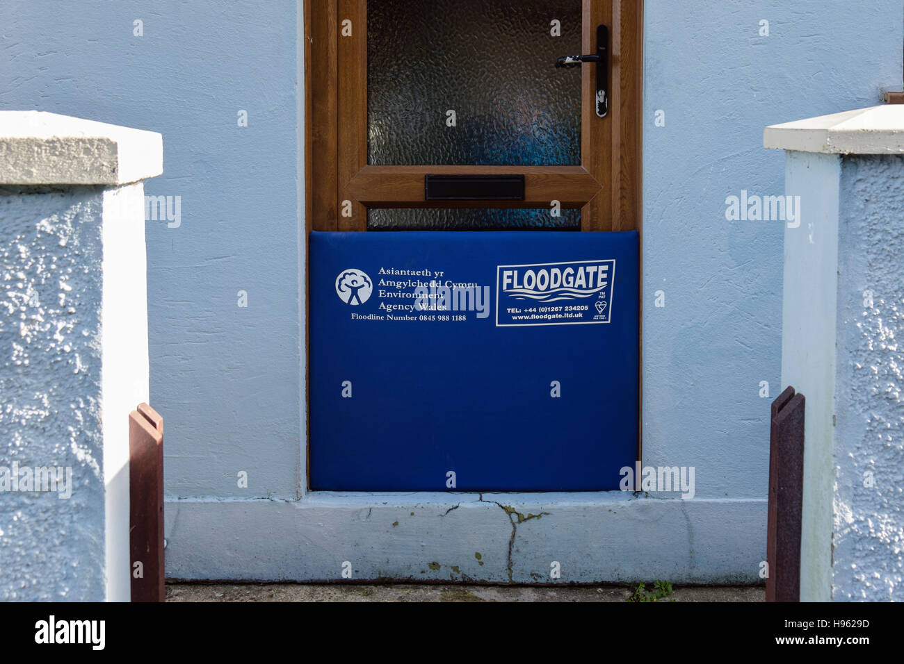 L'Agence de l'environnement à travers un pays de Galles Floodgate porte avant dans une maison à Fishguard inférieur, Pembrokeshire, Pays de Galles, Royaume-Uni, Angleterre Banque D'Images