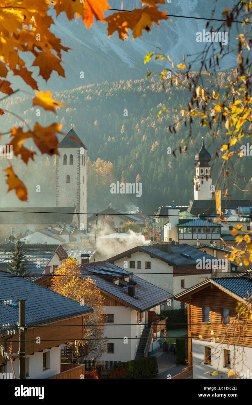 Matin d'automne brumeux à San Candido (Innichen), le Tyrol du Sud, Italie. Banque D'Images