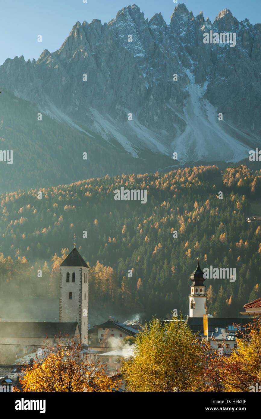 Matin d'automne brumeux à San Candido (Innichen), le Tyrol du Sud, Italie. Dolomites. Banque D'Images