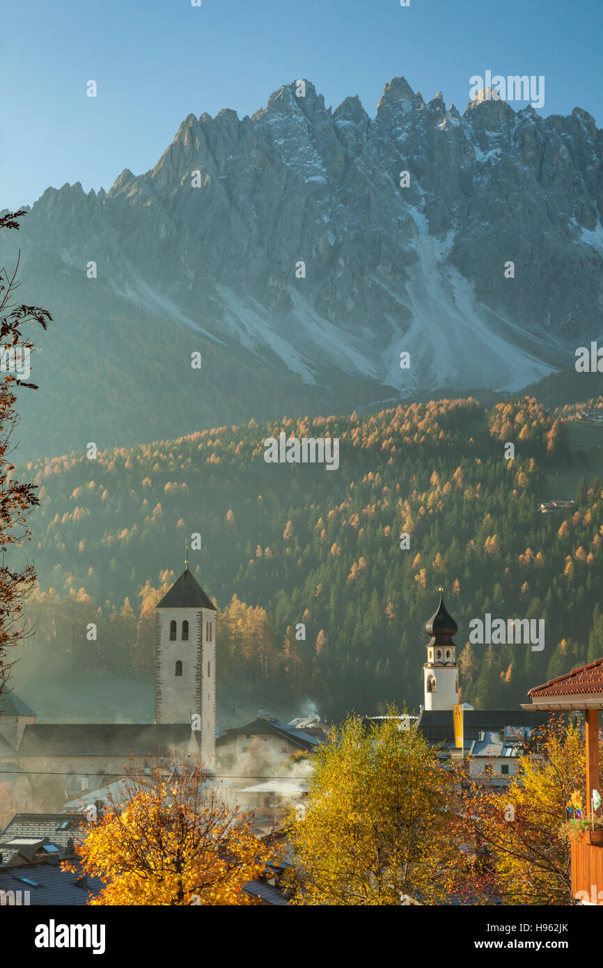 Matin d'automne brumeux à San Candido (Innichen), le Tyrol du Sud, Italie. Dolomites. Banque D'Images