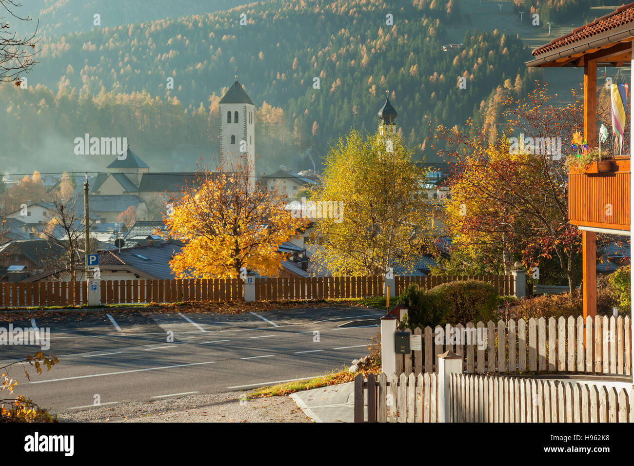 Matin d'automne brumeux à San Candido (Innichen), le Tyrol du Sud, Italie. Dolomites. Banque D'Images