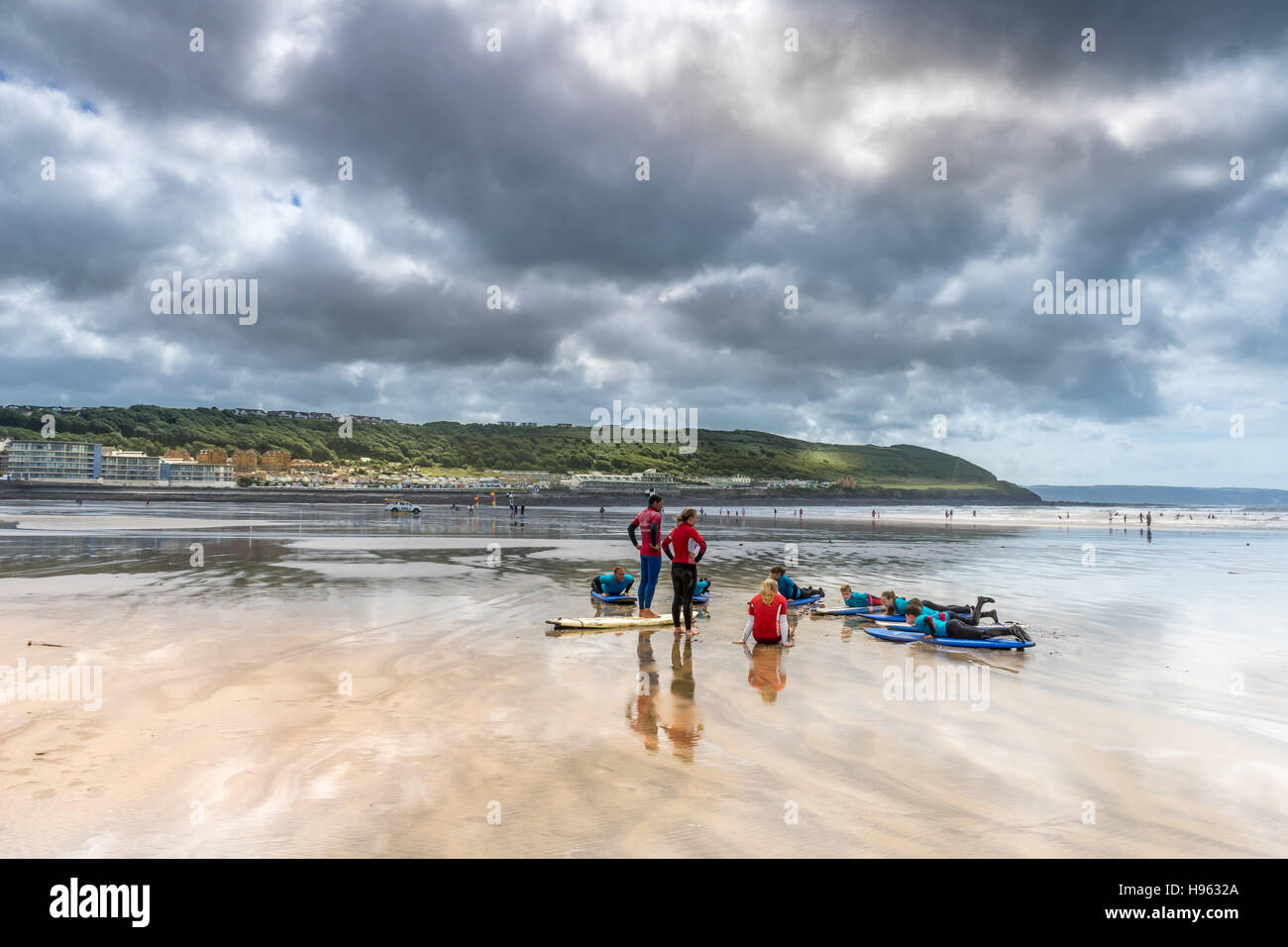 Une leçon de surf géré par l'École de Surf North Devon est en cours sur la plage à Westward Ho ! Dans le nord du Devon. Banque D'Images