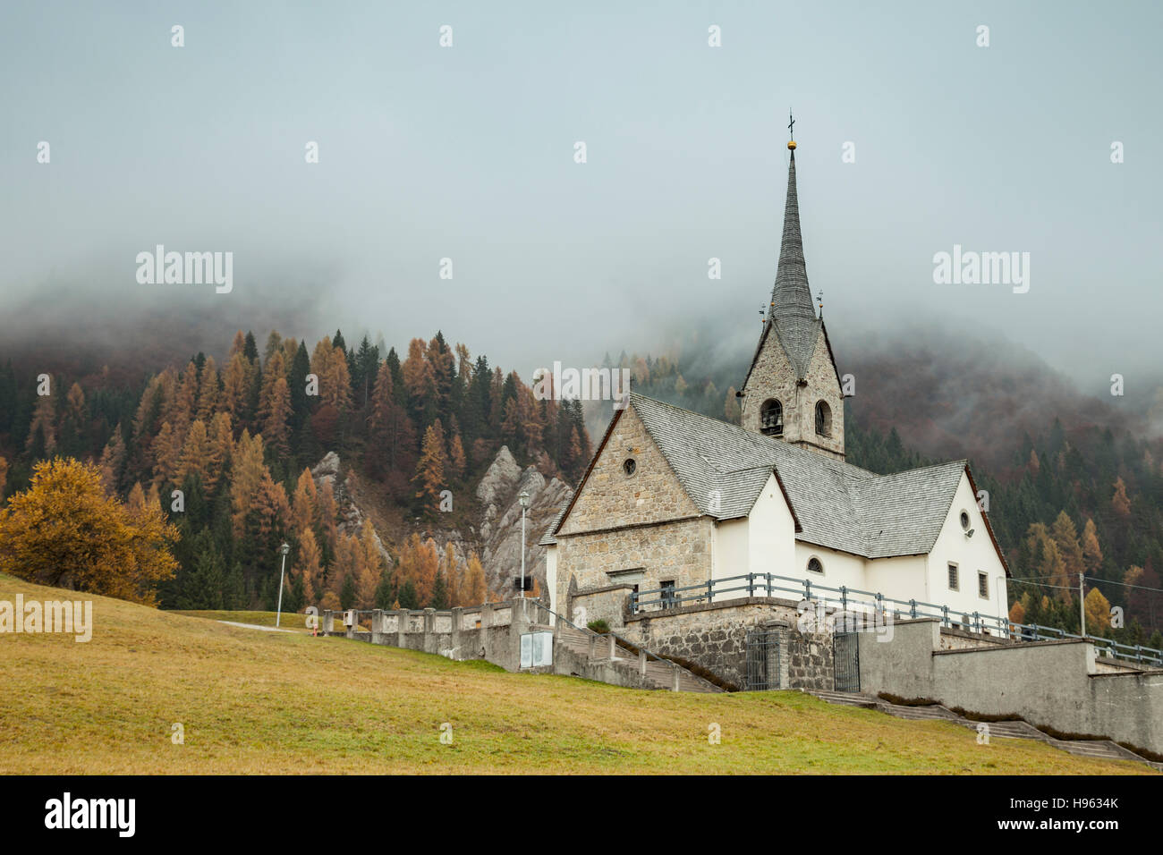 Journée d'automne brumeux à l'emblématique église de San Lorenzo à Sauris di Sopra, province d'Udine, Italie. Dolomites. Banque D'Images