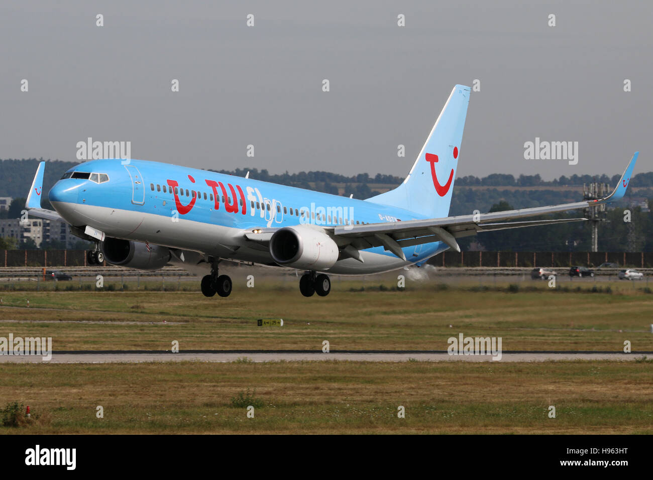 Stuttgart, Allemagne - Février 03, 2016 : Tuifly, Boeing 737-800 est l'atterrissage à l'aéroport de Stuttgart Banque D'Images