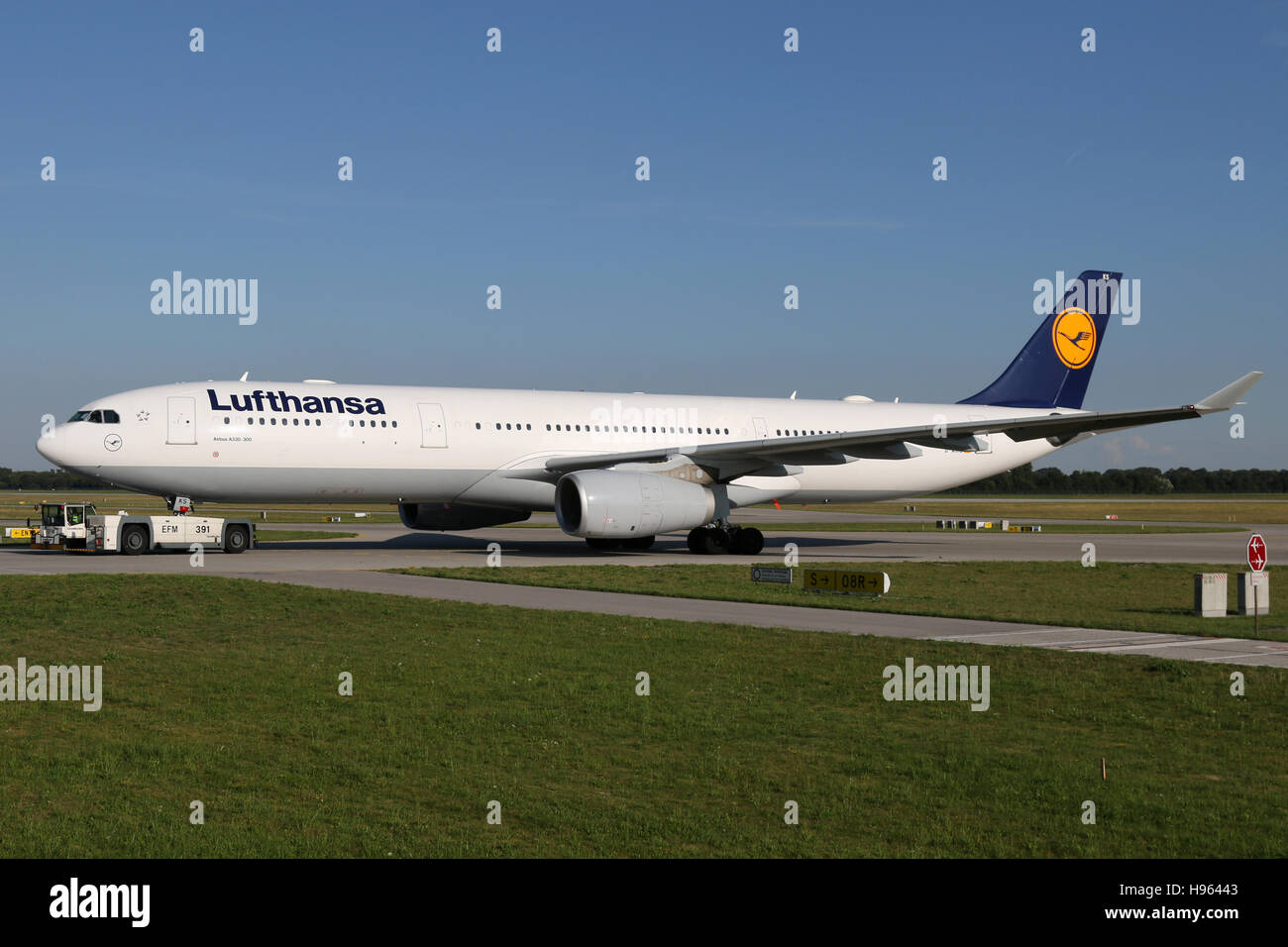 Munich, Allemagne - le 08 août 2016 : Airbus A330-300 de la Lufthansa à l'aéroport de Munich Banque D'Images Munich, Allemagne - le 08 août 2016 : Airbus A330-300 de la Lufthansa à l'aéroport de Munich Banque D'Images