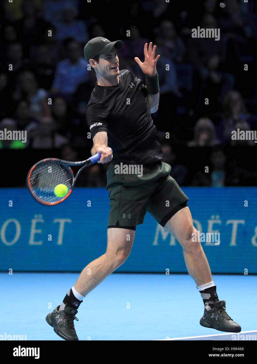 Andy Murray en action dans son match avec Stan Wawrinka pendant le sixième jour des finales du Barclays ATP World Tour à l'O2, Londres. APPUYEZ SUR ASSOCIATION photo. Date de la photo : vendredi 18 novembre 2016. Voir PA Story TENNIS Londres. Le crédit photo devrait se lire comme suit : Adam Davy/PA Wire. Banque D'Images
