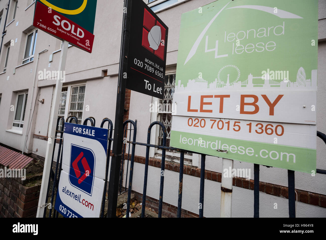 Les conseils des agents immobiliers propriété de publicité de vente ou de location à Londres, au Royaume-Uni. Banque D'Images