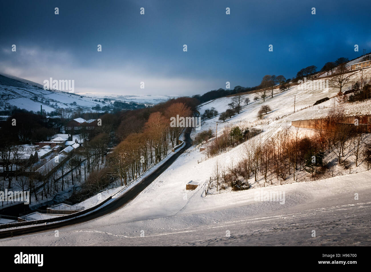 La neige sur les collines dans le Peak District National Park, Angleterre. Banque D'Images