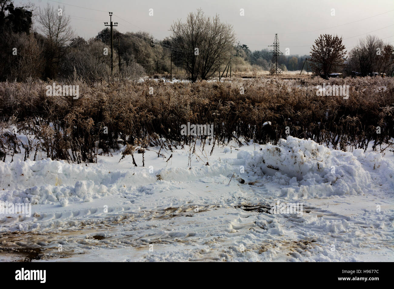 La première neige est tombée que niveleuse effacée Banque D'Images