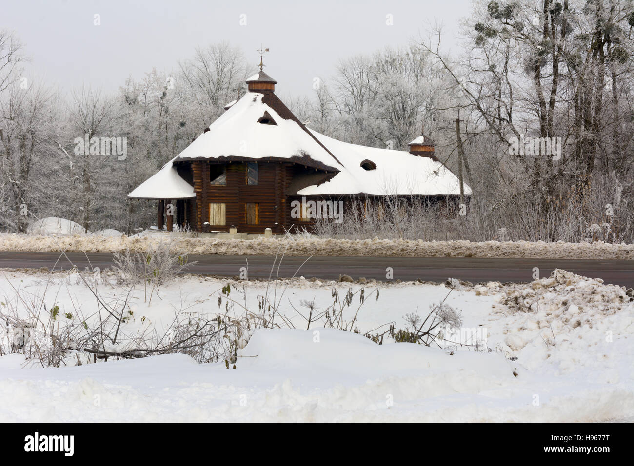 Maison inachevée, debout près de la route d'hiver Banque D'Images