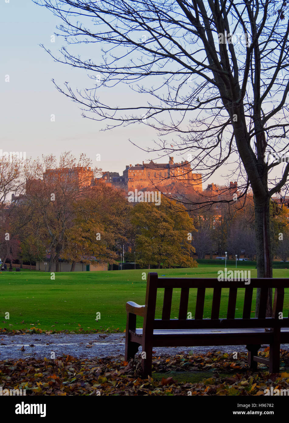 Royaume-uni, Ecosse, Lothian, Édimbourg, vue sur le château d'Édimbourg et le parc des Meadows illuminée par le lever du soleil. Banque D'Images