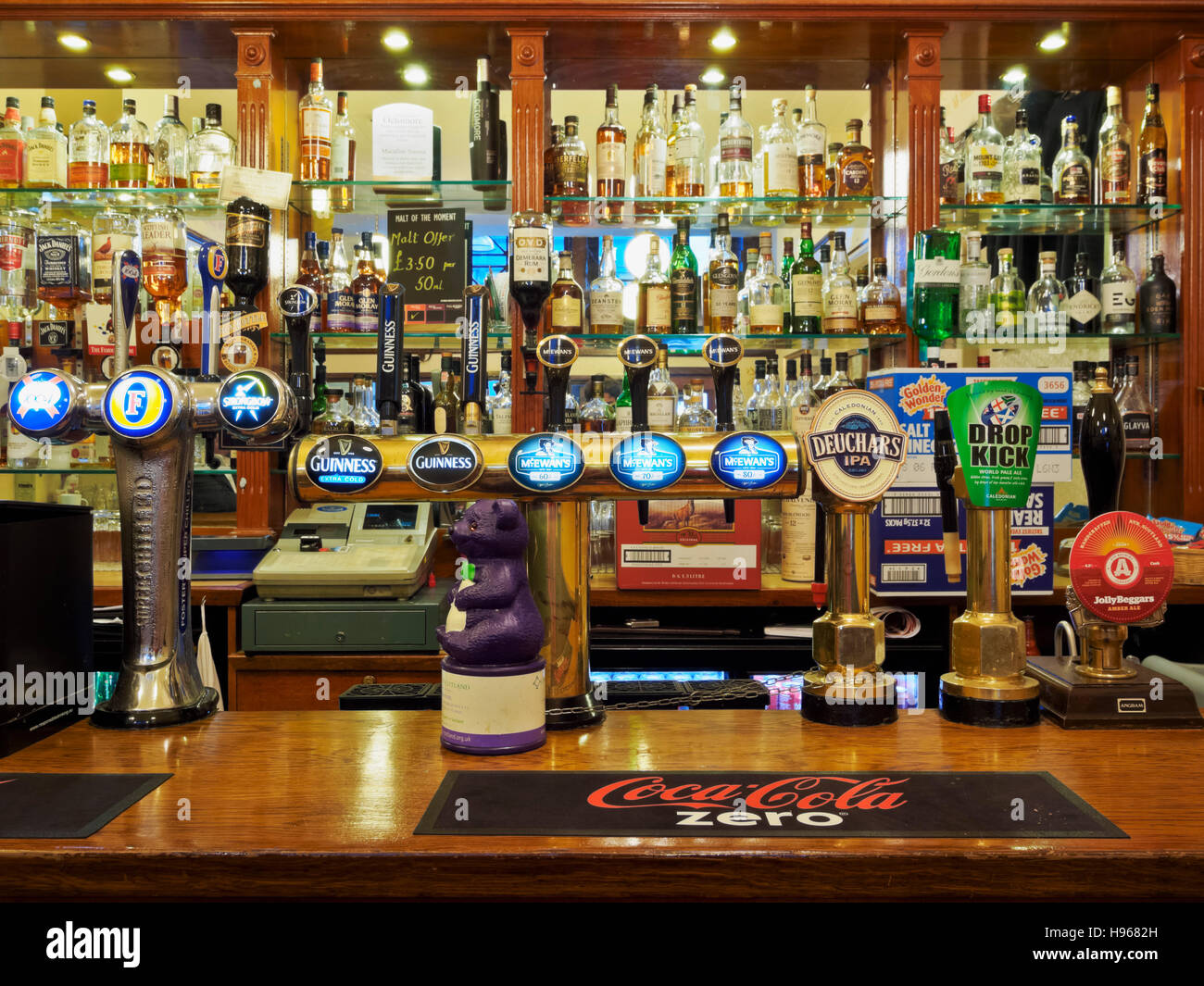Royaume-uni, Ecosse, Lothian, Édimbourg, sélection de bières dans la Royal Oak Pub. Banque D'Images