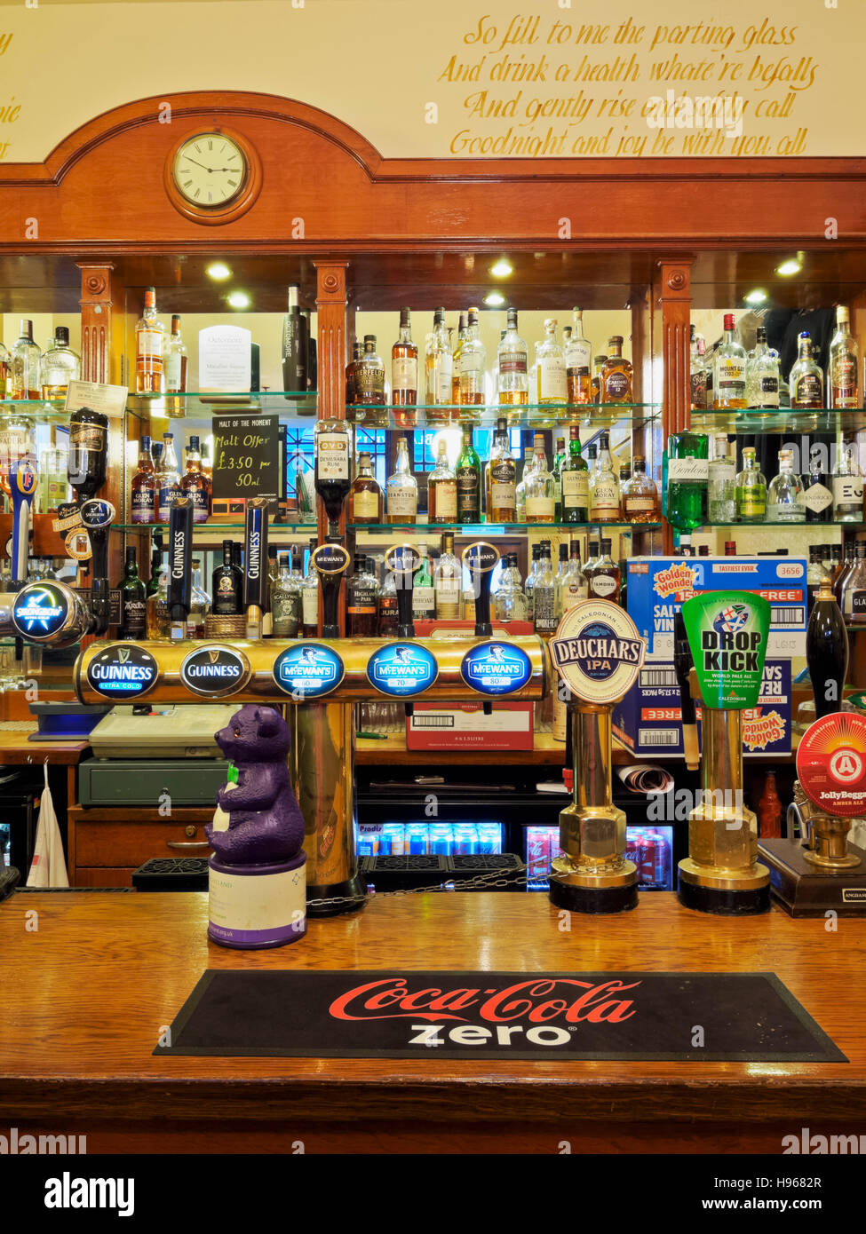 Royaume-uni, Ecosse, Lothian, Édimbourg, sélection de bières dans la Royal Oak Pub. Banque D'Images