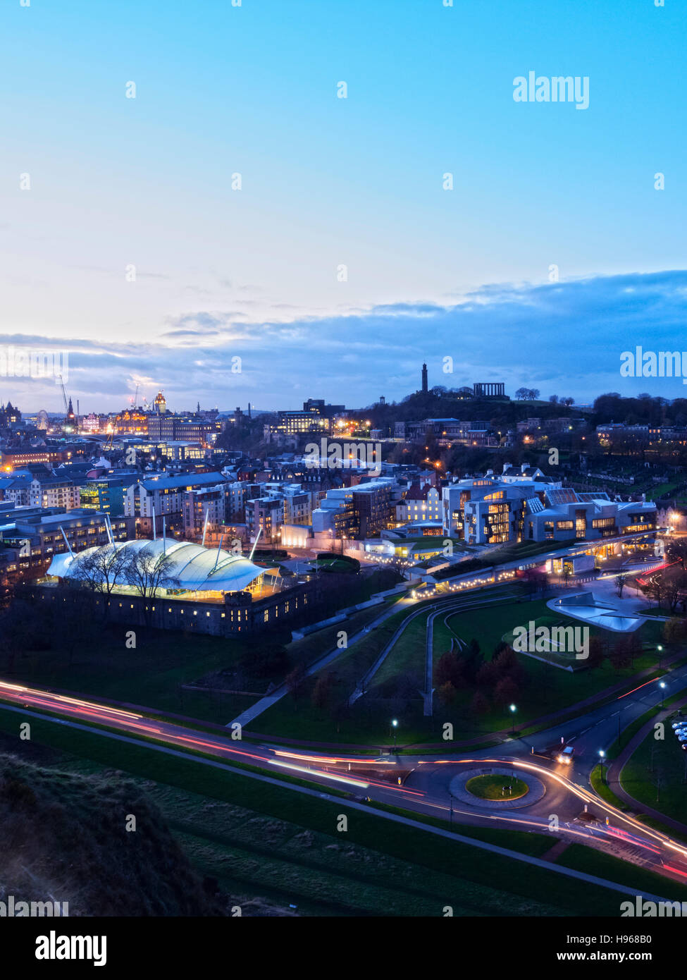 Royaume-uni, Ecosse, Edimbourg, Crépuscule vue vers notre Terre dynamique, Bâtiment du Parlement écossais et la Calton Hill. Banque D'Images