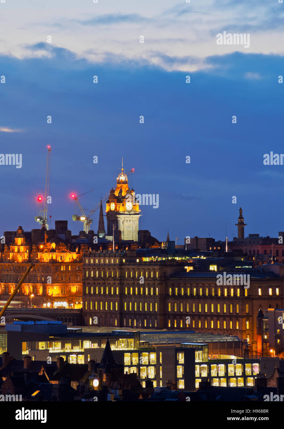 Royaume-uni, Ecosse, Edimbourg, vue depuis le parc de Holyrood en direction du centre-ville. Banque D'Images