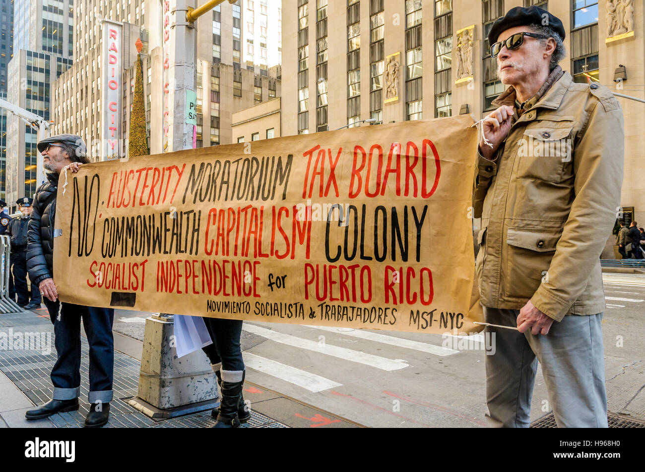 New York, États-Unis. 18 Nov, 2016. Le groupe d'activiste United contre Promesa à New York a organisé une manifestation devant le bureau de Donald Trump's favorite partisan de fonds de couverture John Paulson. Paulson est peut-être mieux connu pour avoir parié contre le marché des prêts hypothécaires à risque aux États-Unis en 2007, ce qui fait environ 4 milliards de dollars. Au cours des dernières années, Paulson et d'autres investisseurs de fonds de couverture ont déployé une intense pression pour s'assurer que les dettes Porto Rico dues à leurs fonds de couverture ont été en première ligne pour un remboursement complet. Crédit : Erik McGregor/Pacific Press/Alamy Live News Banque D'Images