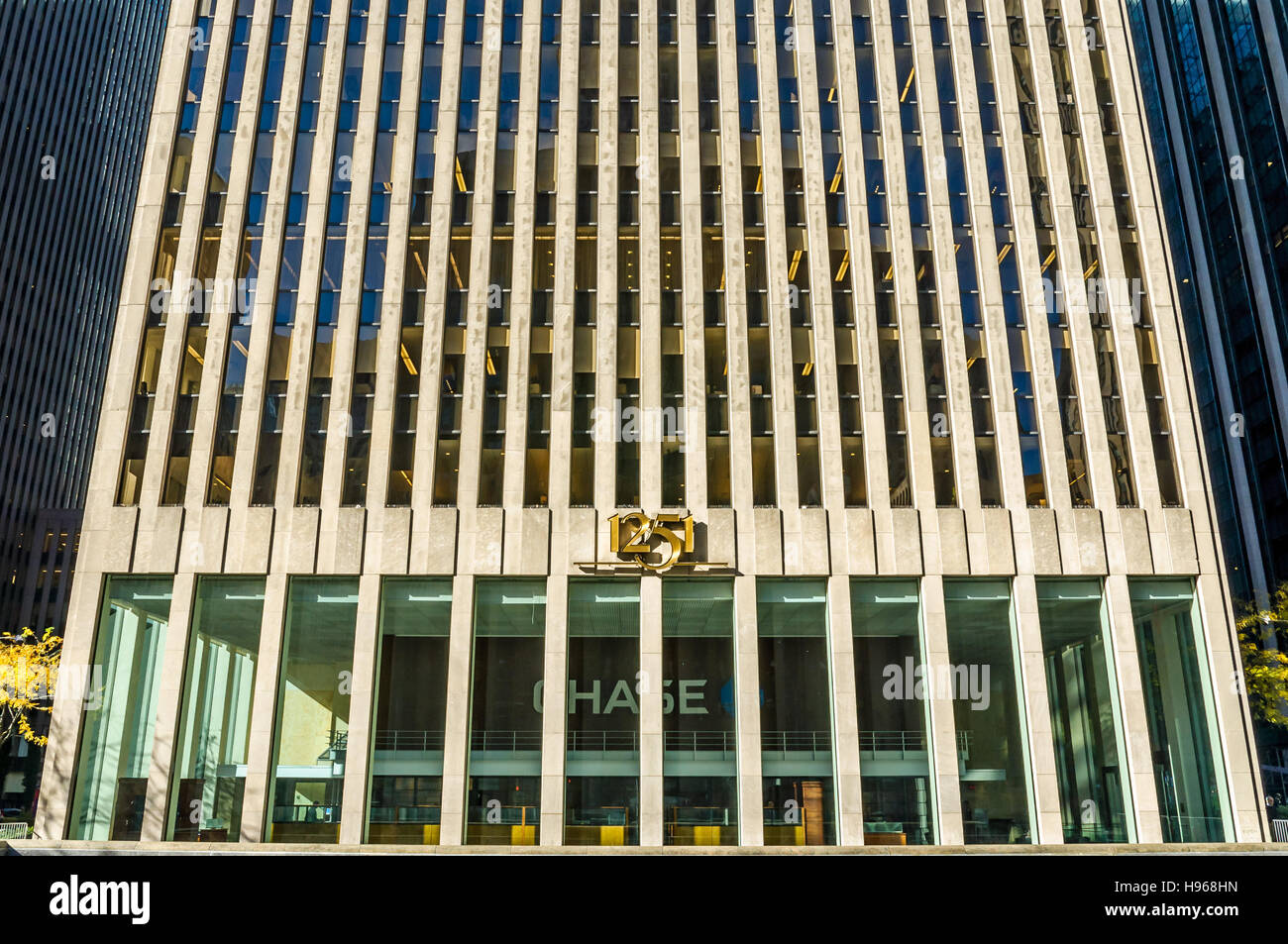 Le 1251 Avenue of the Americas, autrefois connu sous le nom de Exxon, où le groupe d'activiste United contre Promesa à New York a organisé une manifestation devant le bureau de Donald Trump's favorite partisan de fonds de couverture John Paulson. Paulson est peut-être mieux connu pour avoir parié contre le marché des prêts hypothécaires à risque aux États-Unis en 2007, ce qui fait environ 4 milliards de dollars. Au cours des dernières années, Paulson et d'autres investisseurs de fonds de couverture ont déployé une intense pression pour s'assurer que les dettes Porto Rico dues à leurs fonds de couverture ont été en première ligne pour un remboursement complet. (Photo par Erik McGregor/Pacific Press) Banque D'Images