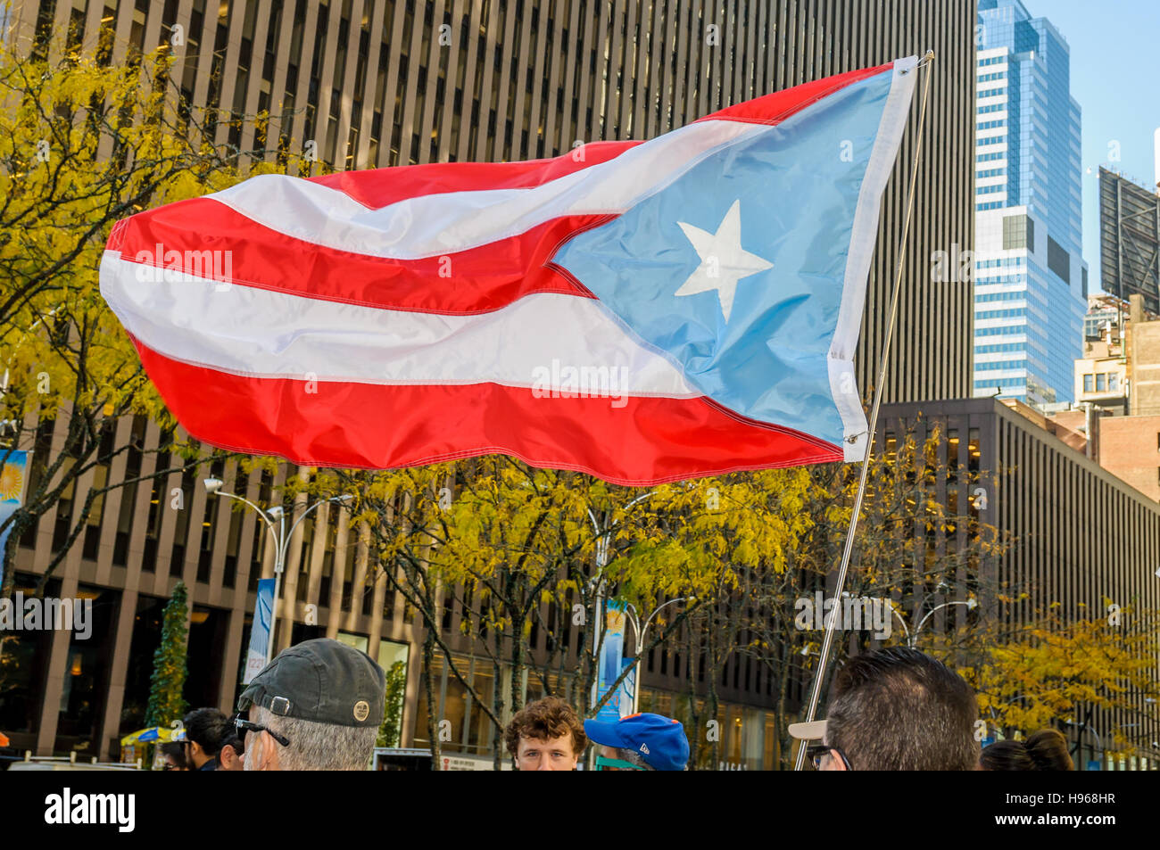 New York, États-Unis. 18 Nov, 2016. Le groupe d'activiste United contre Promesa à New York a organisé une manifestation devant le bureau de Donald Trump's favorite partisan de fonds de couverture John Paulson. Paulson est peut-être mieux connu pour avoir parié contre le marché des prêts hypothécaires à risque aux États-Unis en 2007, ce qui fait environ 4 milliards de dollars. Au cours des dernières années, Paulson et d'autres investisseurs de fonds de couverture ont déployé une intense pression pour s'assurer que les dettes Porto Rico dues à leurs fonds de couverture ont été en première ligne pour un remboursement complet. Crédit : Erik McGregor/Pacific Press/Alamy Live News Banque D'Images