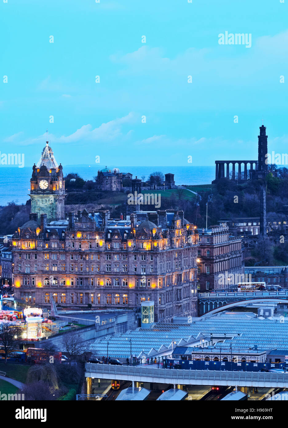 Royaume-uni, Ecosse, Lothian, Édimbourg, l'Hôtel Balmoral et Calton Hill vu du château d'Édimbourg. Banque D'Images