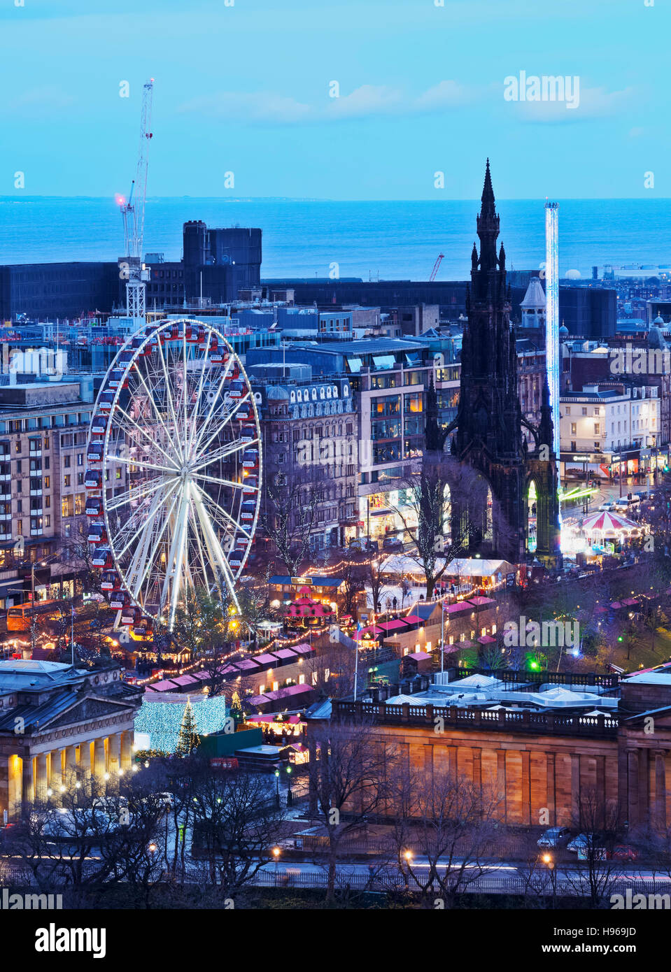 Royaume-uni, Ecosse, Lothian, Édimbourg, Crépuscule vue de la grande roue sur le marché de Noël de Princes Street. Banque D'Images