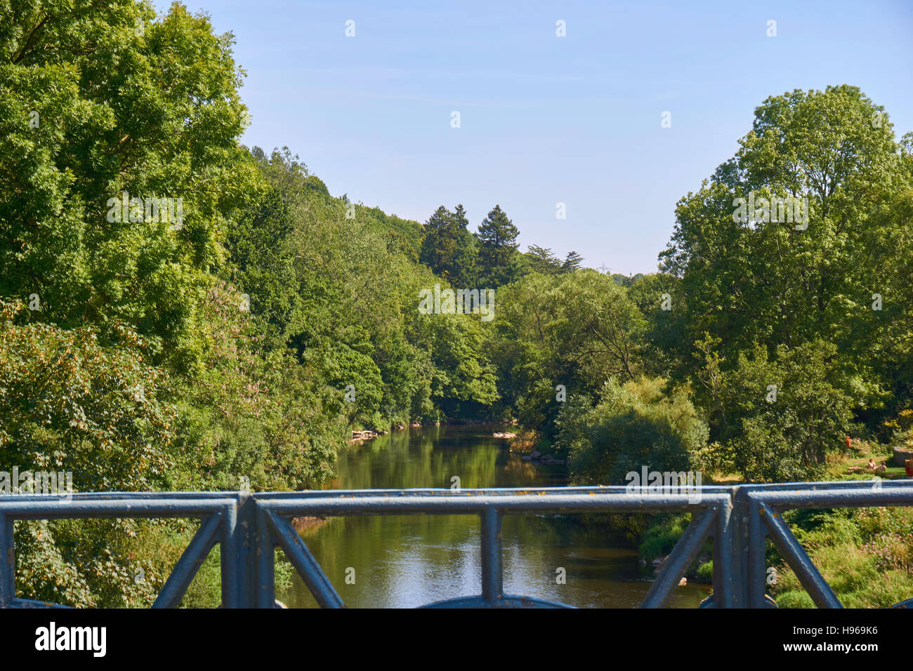 Du pont vous pouvez voir le fleuve Banque D'Images