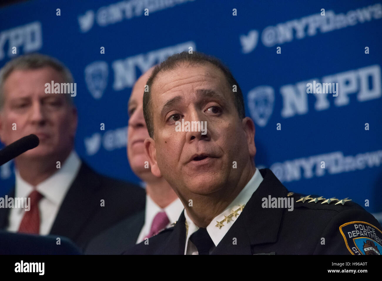 New York, États-Unis. 18 Nov, 2016. Chef de Département de la police de Carlos Gomez parle lors de la conférence de presse. En ce qui concerne le renforcement de la sécurité dans le voisinage de Trump Tower dans le centre de Manhattan en tant que président élu, M. Donald J. Trump tient des réunions avec des membres de son personnel, le maire Bill De Blasio, commissaire de police, James O'Neill et agent des services secrets David Beach et Ministère des Transports Commissaire Polly Trottenberg a parlé lors d'une conférence de presse au siège de NYPD' Centre d'opérations commun. Credit : Albin Lohr-Jones/Pacific Press/Alamy Live News Banque D'Images