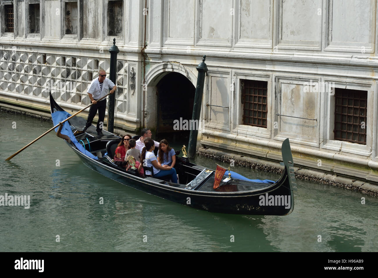 Avec les touristes et Gondolier gondole sur un canal à Venise. Banque D'Images