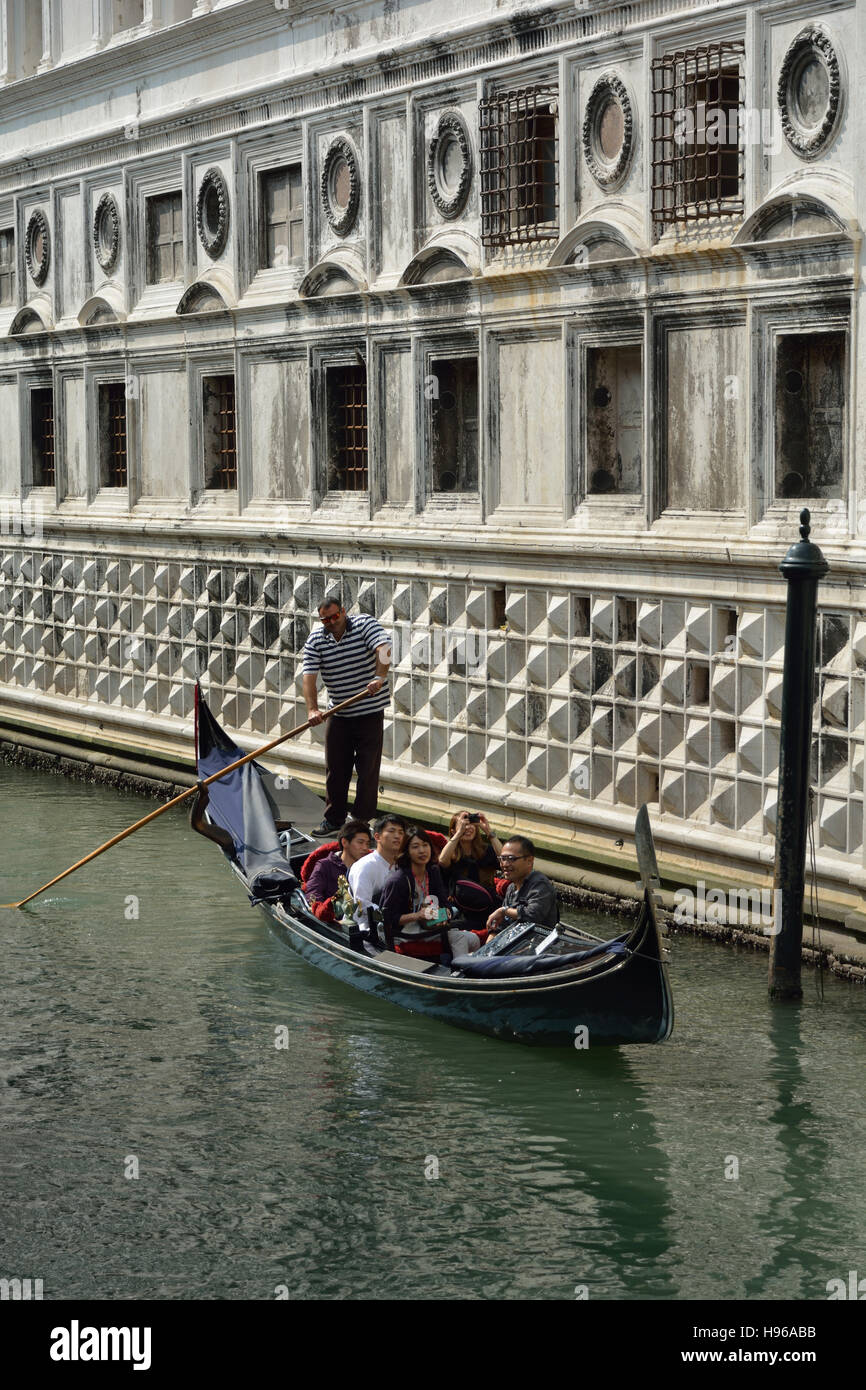 Avec les touristes et Gondolier gondole sur un canal à Venise. Banque D'Images