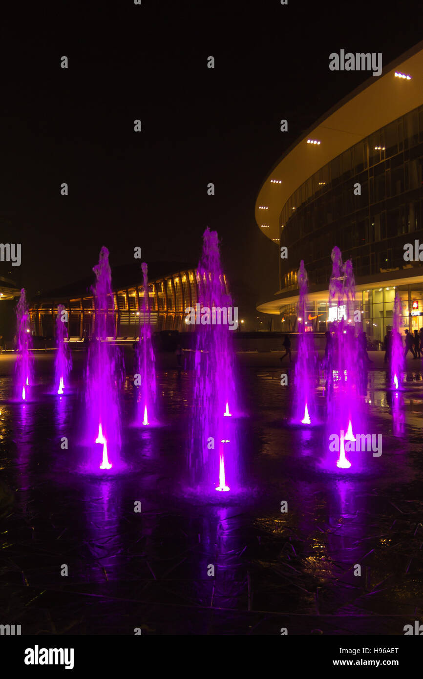 MILAN, ITALIE - 30 octobre 2016 : financial district Vue de nuit. L'eau des fontaines illuminées. Les gratte-ciel modernes dans Gae Aulenti square. La banque Unicredit à Banque D'Images