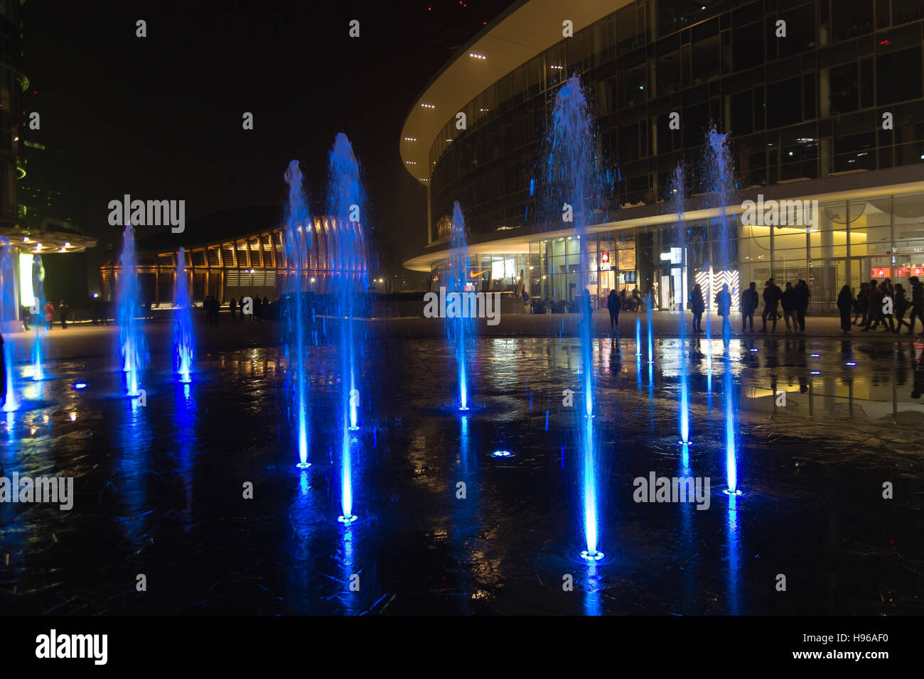 MILAN, ITALIE - 30 octobre 2016 : financial district Vue de nuit. L'eau des fontaines illuminées. Les gratte-ciel modernes dans Gae Aulenti square. La banque Unicredit à Banque D'Images