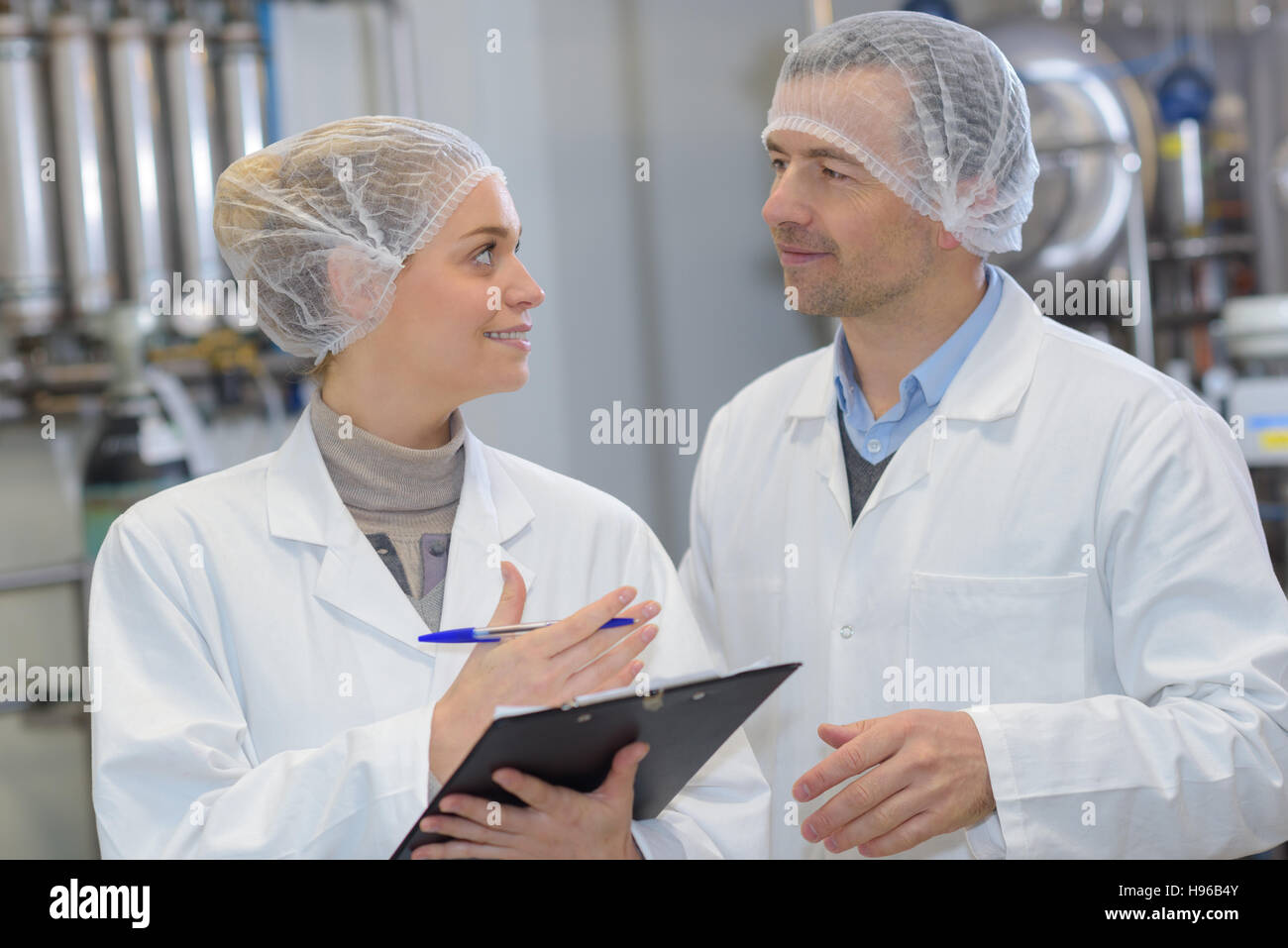 Les travailleurs qui font un test de contrôle de la qualité Photo Stock ...