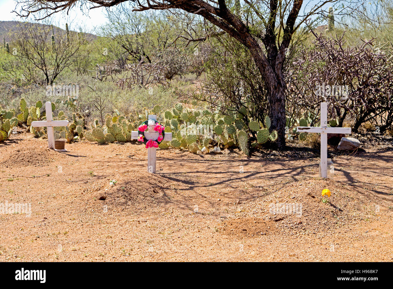 L'un des lieux de sépulture des migrants présumés qui ont franchi la frontière entre le Mexique et le désert de Sonora, en Arizona, USA. Banque D'Images