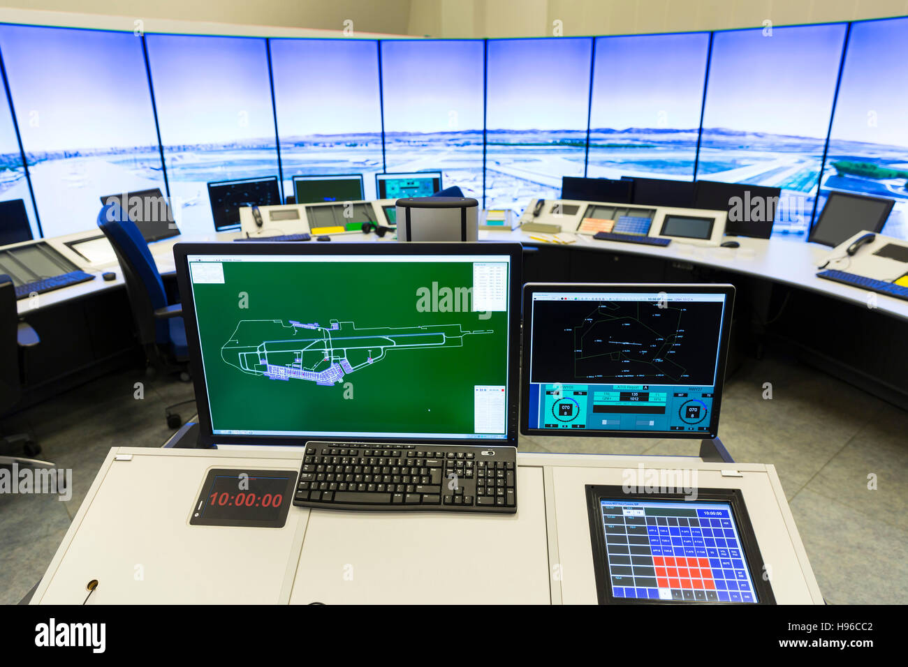 Les contrôleurs du trafic aérien à l'œuvre dans la tour de contrôle de vol de l'aéroport de Sofia. Les écrans d'ordinateur. Le contrôle de la circulation aérienne dirige l'appareil au sol Banque D'Images