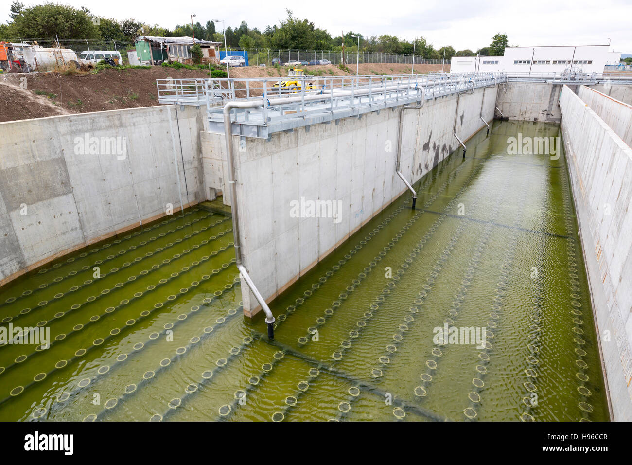 L'usine de traitement des eaux usées urbaines modernes. Installation de nettoyage de l'eau à l'extérieur. La purification de l'eau est le processus de retrait de produits chimiques indésirables, condition suspensive Banque D'Images