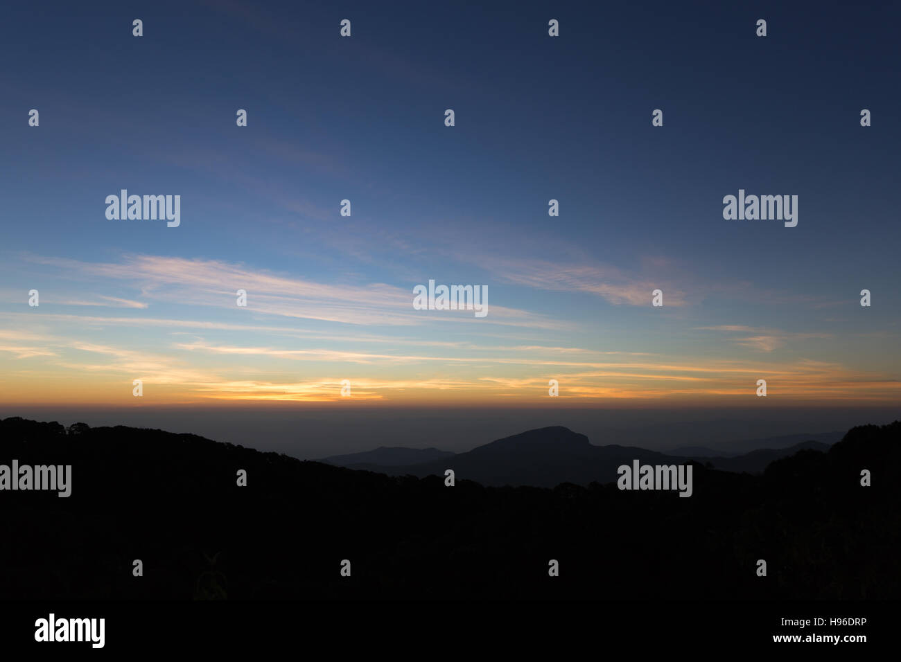 Paysage de forêts de montagne sous matin ciel avec nuages dans la lumière du soleil Banque D'Images