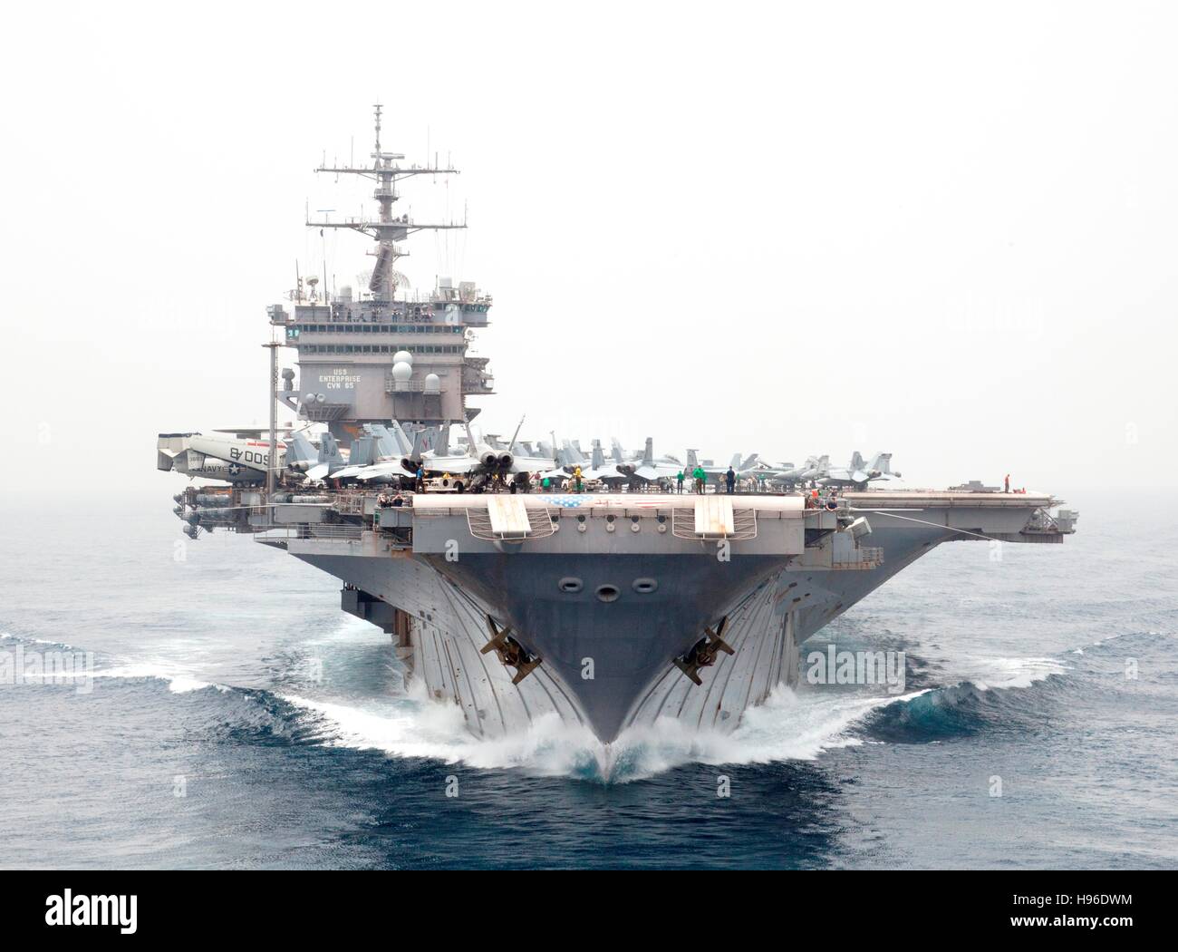 L'USN enterprise-class des porte-avions USS Enterprise transits le détroit de Bab el Mandeb, 21 juin 2011 dans la mer Rouge. Banque D'Images