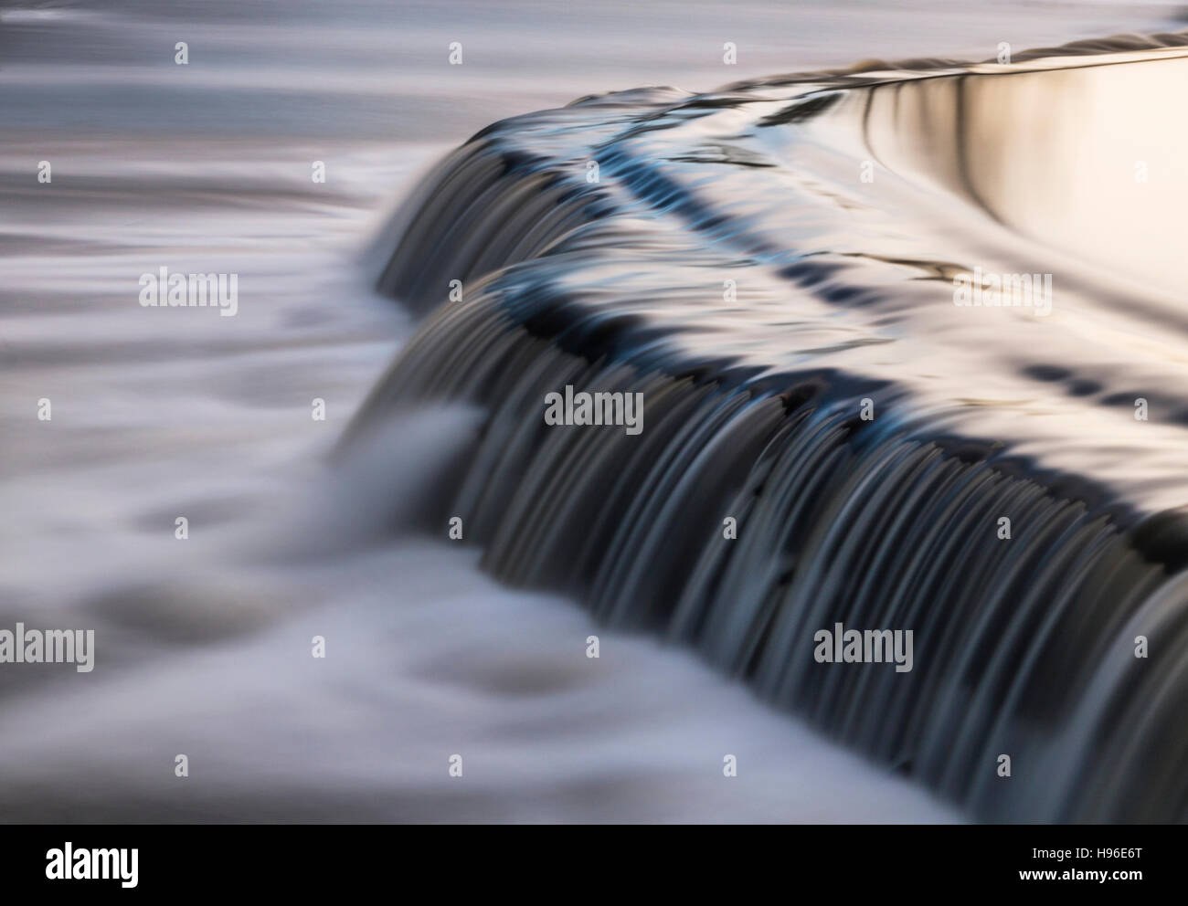 L'eau s'écoule sur Warleigh Weir près de Bath, Royaume-Uni Banque D'Images