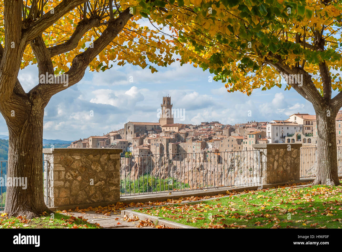 Une vue de la ville italienne de Pitigliano autumn park, Toscane, Italie Banque D'Images