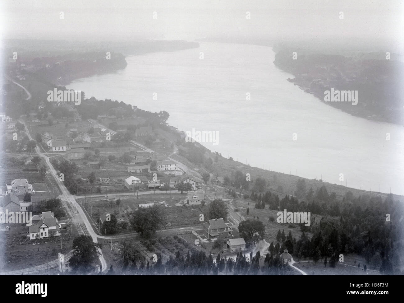 Août 23, 1912 anciens photo, vue aérienne de Queenston, Ontario, Canada du Monument Brock sur la rivière Niagara. Le Monument Brock est un 56-mètres (185 ft) au-dessus de la colonne de Queenston Heights. Certains panneaux publicitaires, y compris un panneau Coca-Cola, sont visibles dans le centre. SOURCE : négatif photographique original. Banque D'Images