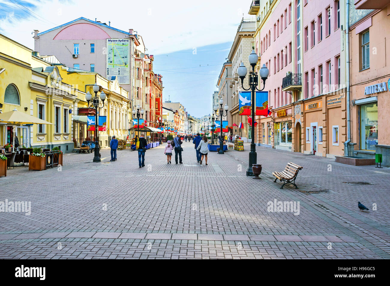 La rue Arbat est la célèbre destination touristique avec de nombreux cafés et bars Banque D'Images