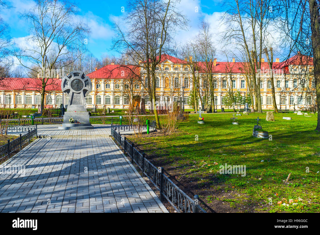 Le cimetière dans la cour de St Alexander Nevsky Lavra avec les bâtiments du monastère sur l'arrière-plan Banque D'Images