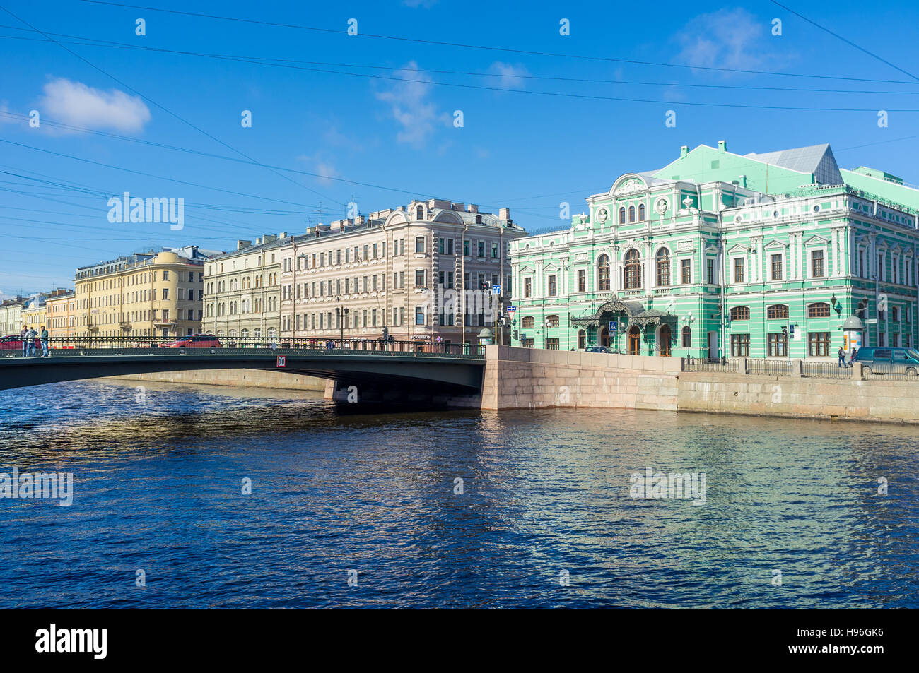 La vue sur le théâtre Tovstonogov Bolshoi Theatre (Grand) spectaculaire et le pont sur la Rivière Fontanka Leshtukov Banque D'Images