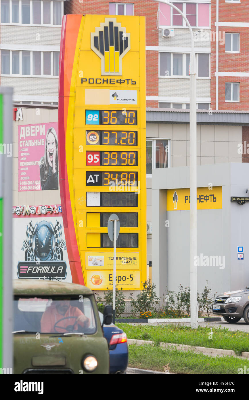 L'Anapa, Russie - 16 novembre 2016 : stand oil company Rosneft recharges avec des prix du carburant, en novembre 2016, krai de Krasnodar, Russie Banque D'Images