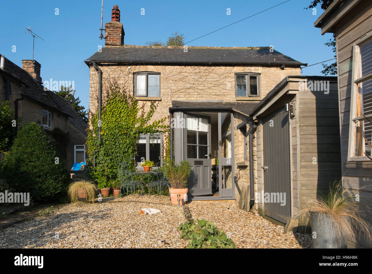 Le jardin d'une auberge Cotswold cottage, Gloucestershire, Angleterre, Royaume-Uni. Banque D'Images