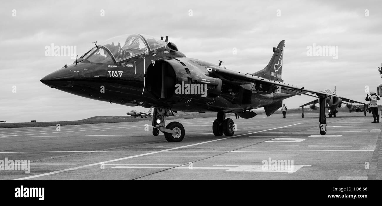 RNAS Culdrose avions trains gestionnaires pour les opérations sur les futurs porte-avions Banque D'Images